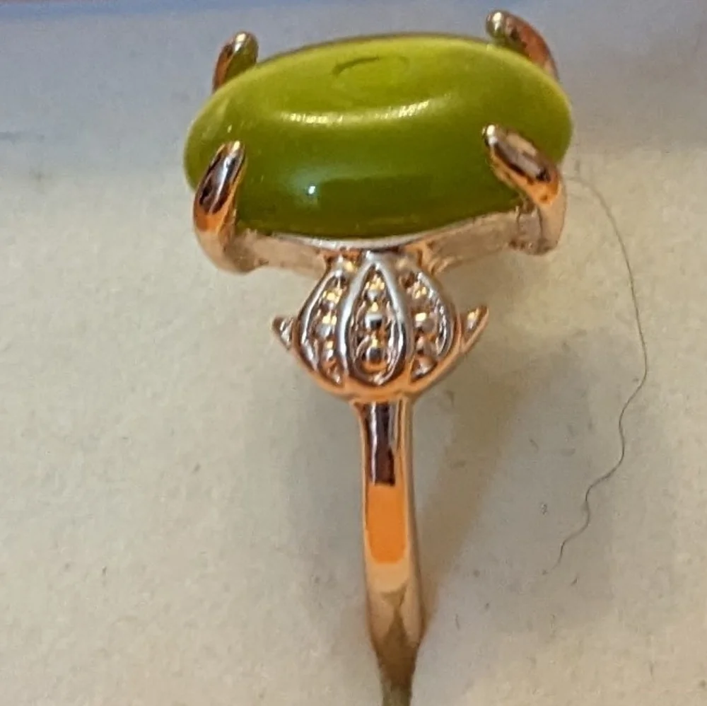New green colored cat's eye style gold tone ring, T1B8B